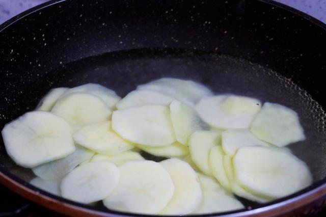 土豆片也有新花样，这样做既爽脆又软糯，酸甜爽口，5步就能做好