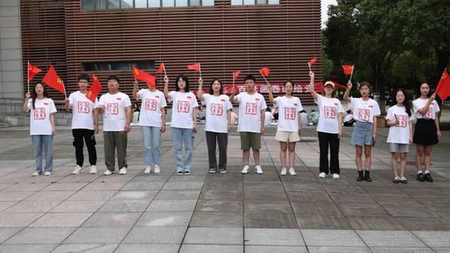 小分队|做采访、拍视频、做直播……这所高校的大学生这样庆祝建党百年