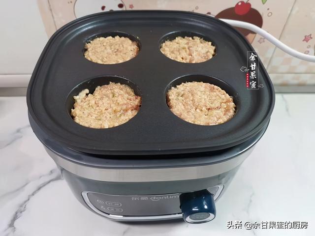 莲藕肉饼，不用油炸，简单几步就可上桌，外酥里嫩，又光盘