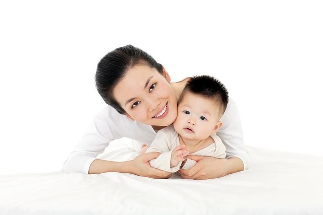 「超级宝妈」孩子会走路却要大人抱，越大越懒？若拥抱次数不达标，别责怪孩子