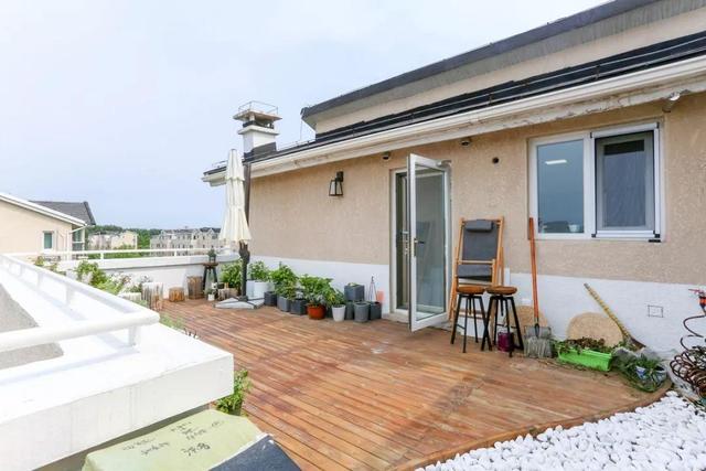 你家的阳台别就知道瓷砖，用鹅卵石搭配防腐木，效果更时尚