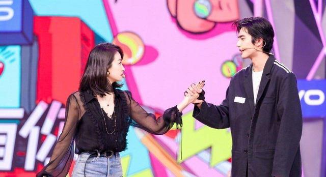 吴磊小李沁9岁演CP也不违和，为何小热巴7岁却被嘲CP感太弱？资讯早知道