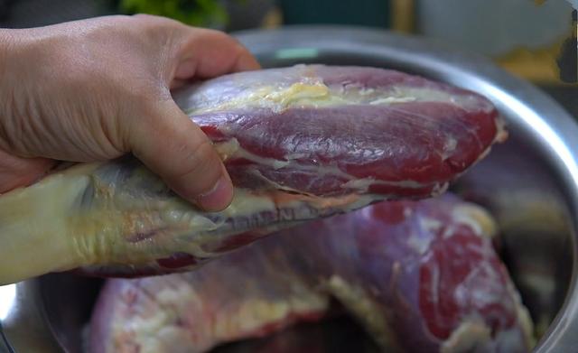 这才是卤牛肉的正确做法，牛肉色泽鲜亮不柴不腥，家里人都爱吃