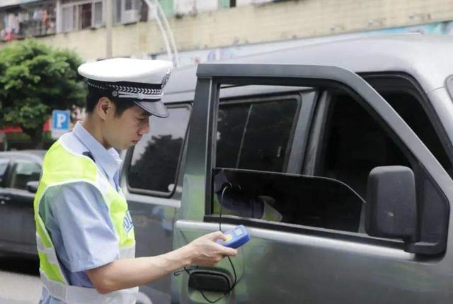 新车刚上路就被查车，车主：出厂自带的，凭什么扣3分罚200？