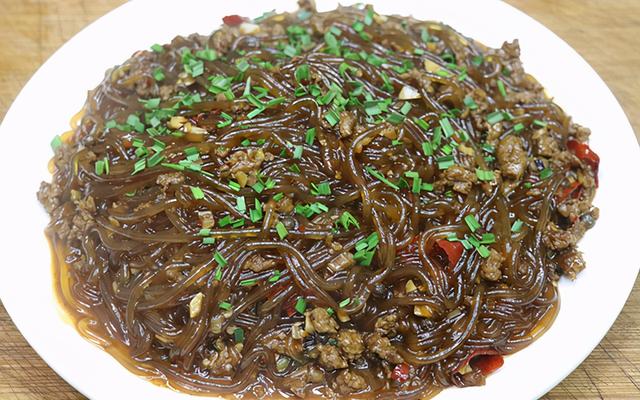 冬季餐桌上少不了的下饭菜，肉末炖粉条，肉末酥香，粉条Q弹入味