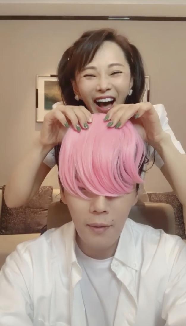 樱桃奶球|秦昊直播，伊能静为他戴各种假发，两人摆同款pose，甜撒狗粮