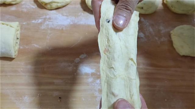 玉米面饼这样做，加多一种材料，口感丰富，吃着蓬松柔软，真香