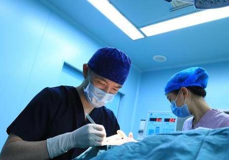 「超级宝妈」男医生给做“产检”，是种什么感觉？孕妈：尴尬到难以启齿