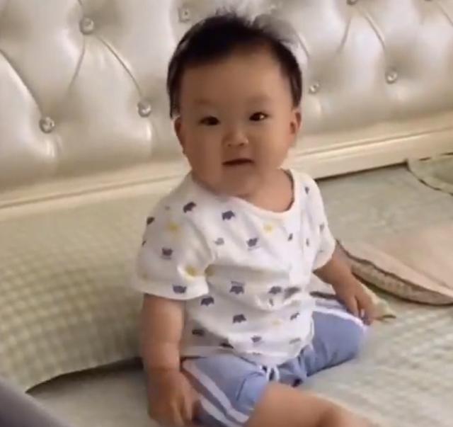 你的育儿经|婴儿睡醒不哭不闹，表明几种迹象，父母的养育方式很重要
