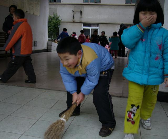 幼儿园孩子向老师索要亲亲，老师&quot;无奈&quot;答应，网友却说辣眼睛