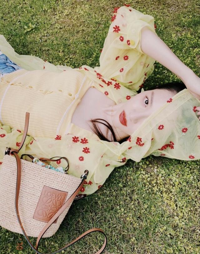 第五大道钟楚曦清新甜美亮相,穿碎花防晒衫沐浴阳光,肤白貌美藏不住了