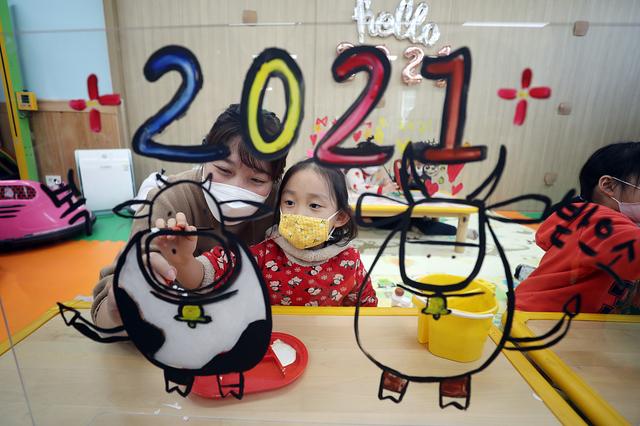 萌娃喜迎牛年！韩国光州幼儿园绘制新年手工画