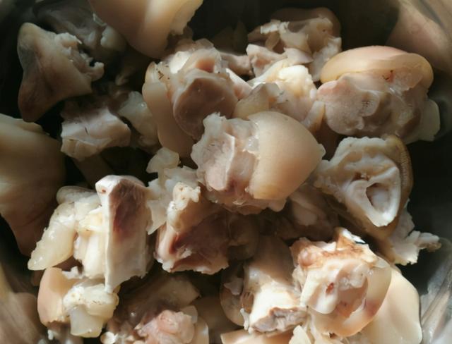 炖猪蹄，用1个窍门，时间能省一半，猪蹄软烂脱骨，满满胶原蛋白