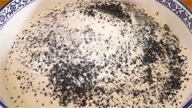 早餐别吃包子了，面粉里加入一把黑芝麻，比包子好吃，营养又美味