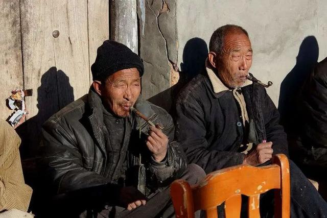 夫妻连生8个女儿，被全村笑话是“绝户”，如今却比谁都幸福