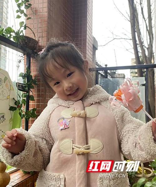 插花|妈妈，送你一朵小红花 这个幼儿园的“三八节”萌翻了