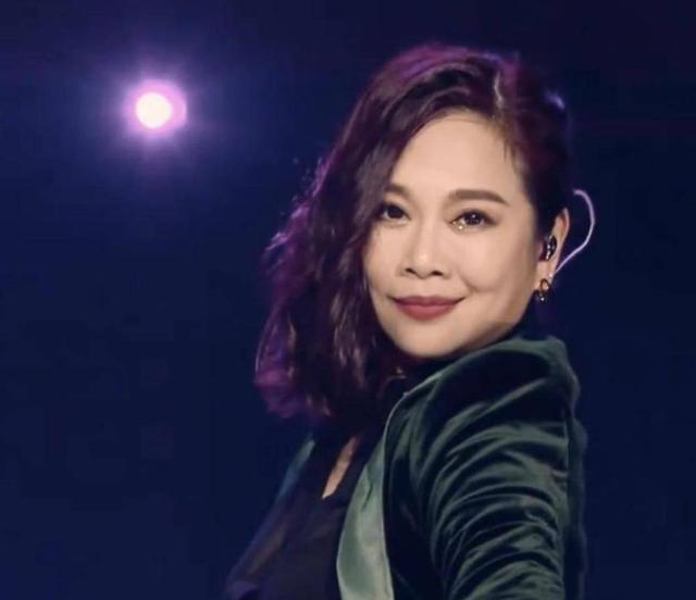 给糖就不闹|本以为她们不好看，结果年轻时都是大美女，看到阿朵被惊艳到了