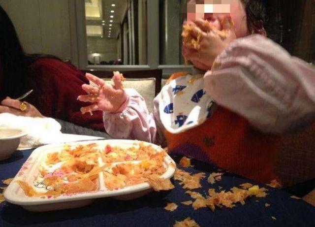 你的育儿经■熊孩子成了“蹭吃专业户”，手插口袋潇洒窜门，网友：不劳而获？