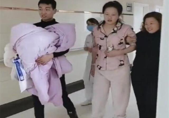 「超级宝妈」“霸气”产妇全网走红，顺产完直接走回病房，网友：女王得胜归来