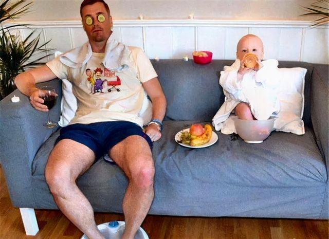 宝爸自制吊床带孩子，宝妈和奶奶看到后一阵批评：不省心的爹