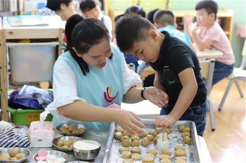 幼儿园走秀作业，“扫把星”辣妈太优秀，网友：没点本事不敢养娃