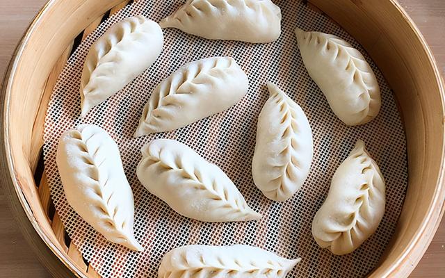 冬季，吃萝卜正当时，教你花样包萝卜丝包子，皮薄馅大，解馋管饱