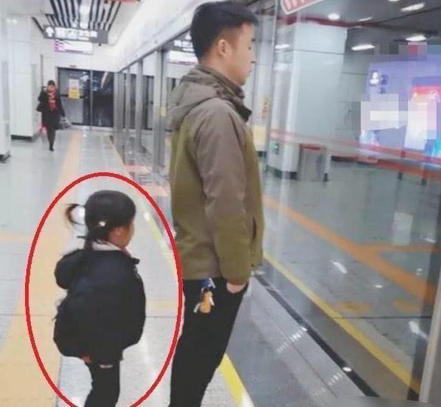 超级宝妈：等地铁时，这父亲的举止引称赞，网友：教养是家长给娃最好的名片