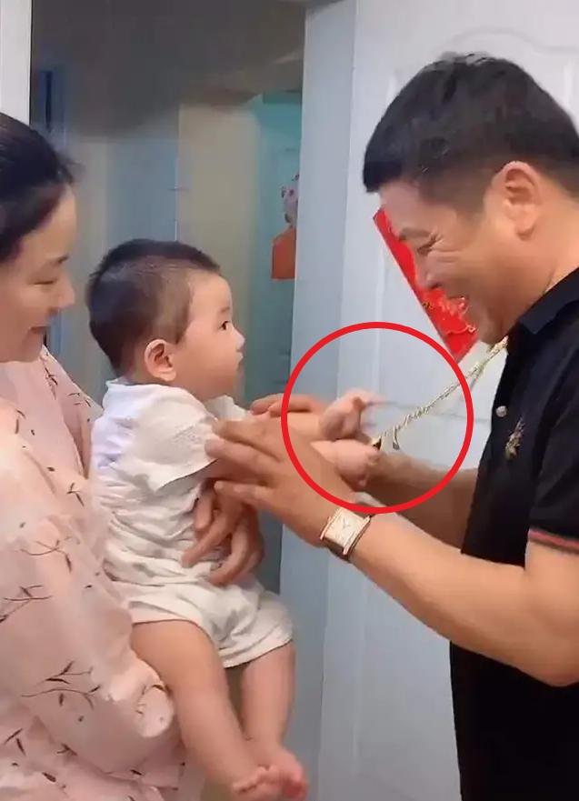 亲亲一家人|姥爷看望女儿，回去时被小外孙紧抓住金项链不松手，场面逗笑众人