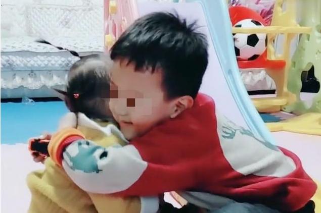 「你的育儿经」哥哥总是喜欢亲近妹妹，妈妈掀开妹妹的襁褓后，脸瞬间被吓白了