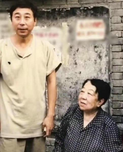 另一张照片中,冯巩和母亲都要年轻许多,两人在破旧的墙壁前合照,这张