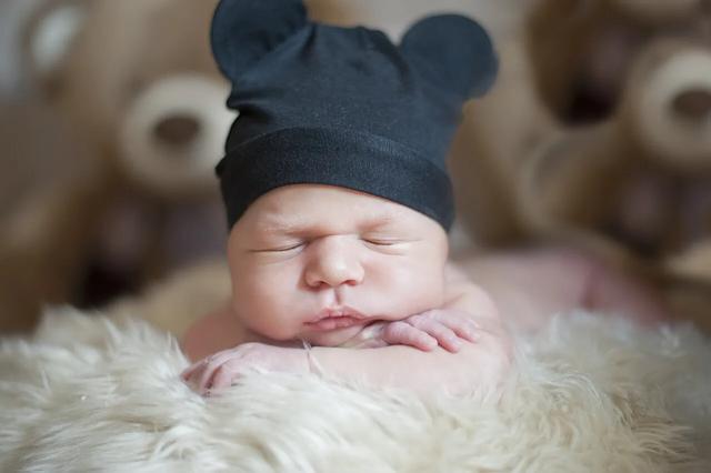 「你的育儿经」宝宝大哭了,怕宠成坏习惯不能抱?