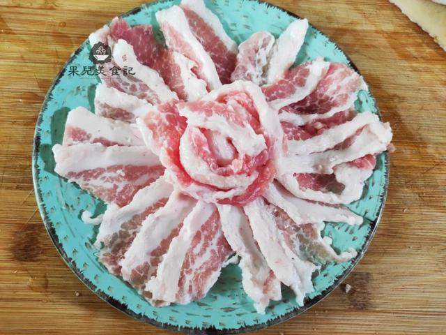 五花肉简单腌一腌，放锅里一煎，出锅后肥而不腻，吃着比烤肉还香