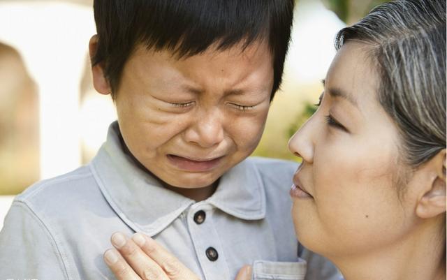【你的育儿经】孩子乱发脾气，父母不要头疼，学会这5招来应对孩子的哭闹