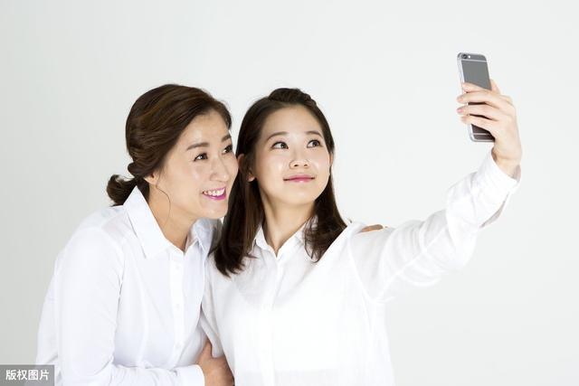 妈妈的手机里藏着我们无法回去的过去