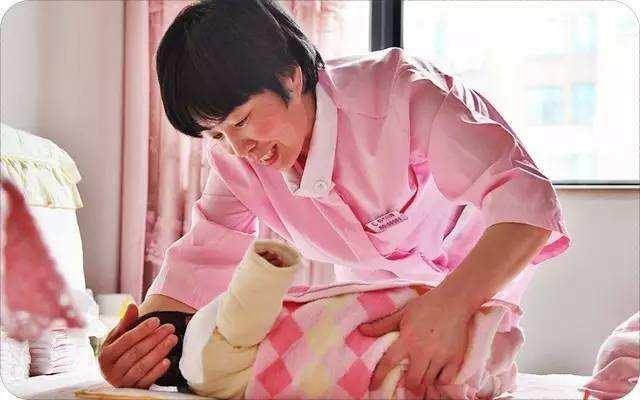 超级宝妈▲亲妈抛下自己女儿给儿媳妇照顾月子，女儿委曲痛批，网友：真矫情