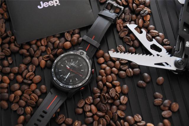 支持语音通话，能安装APP，双向拍照，Jeep智能运动手表
