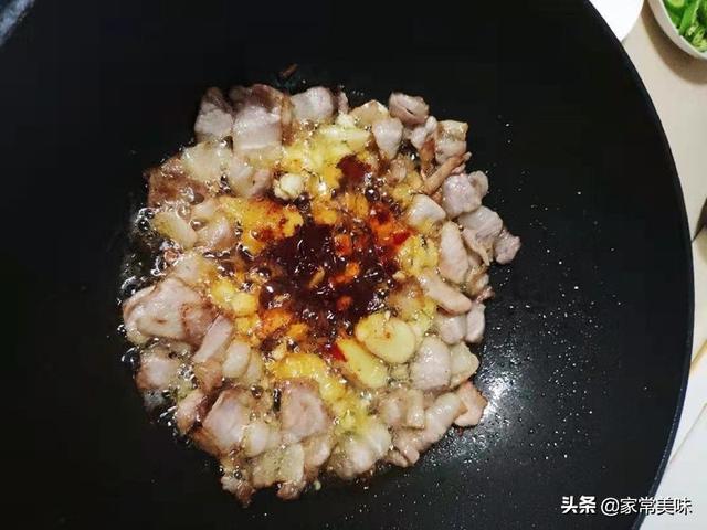 农家小炒肉，是先炒辣椒还是先炒肉？大厨：多加1步，效果大不同