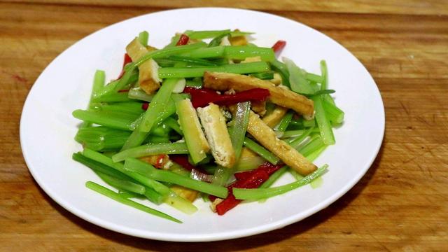 教你家常美味的豆腐烧芹菜，营养好吃超下饭，香得让人停不下嘴