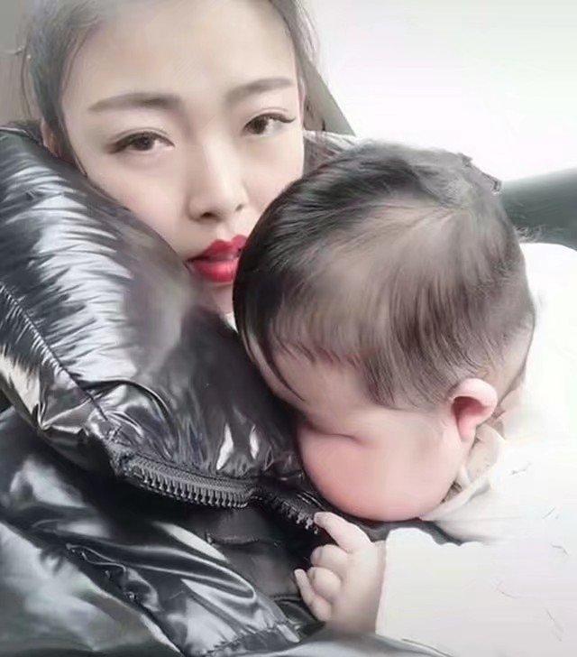 「你的育儿经」宝妈吐槽自家宝宝的脸型全网少见晒照片后，网友：脸是单独喂的吧