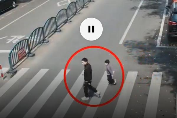 「超级宝妈」惊魂一幕！5岁男孩险被车撞 生死瞬间被爸爸拽回