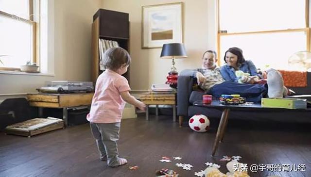 『超级宝妈』一岁多宝宝乱扔东西，妈妈头疼不已，网友：别怕，宝宝正在变聪明