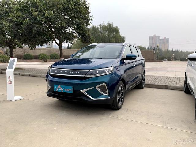 纯电MPV+小型SUV 大运两款新车亮相