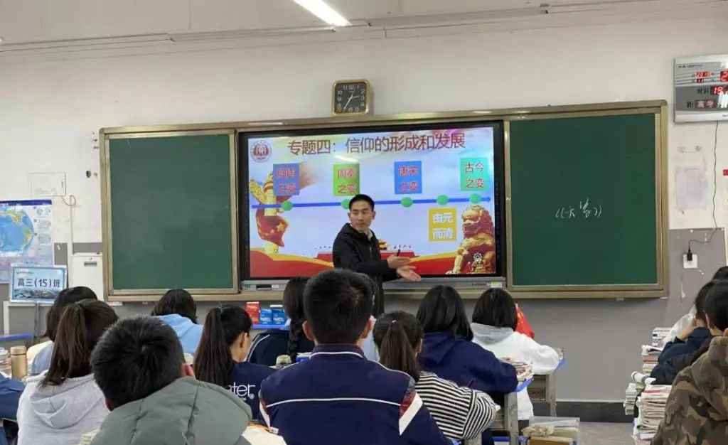 「暖先生格调」四岁丧父住猪圈，背着疯娘上大学：读书，才是世上最好走的路