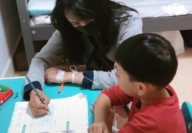 宝妈辅导孩子写作业崩溃，姥姥翻出23年前“旧账”：你也有今天