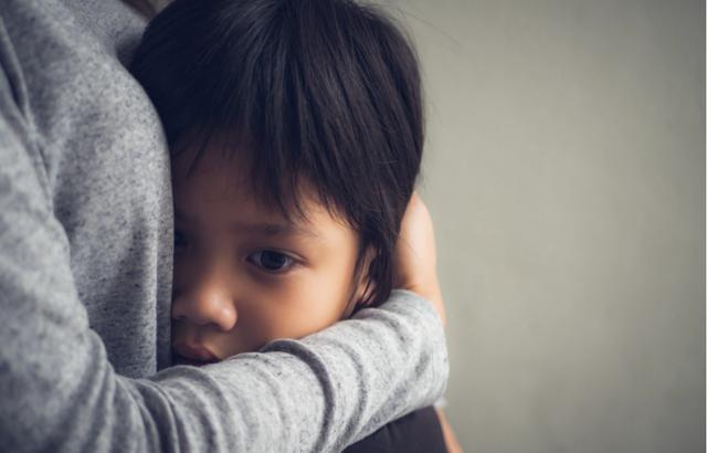 超级宝妈▲同样是“偷钱”，两位妈妈不同的教育方式，把孩子引向不同的人生