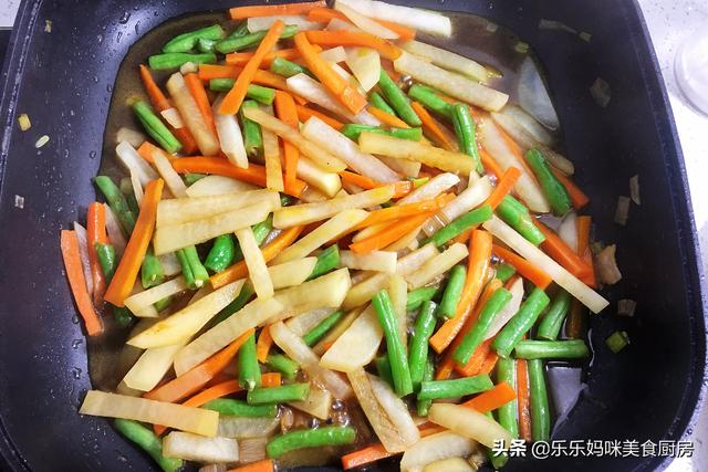 冬至前后，常吃此菜，不用放肉也很香，冷天烩一锅，暖和下饭