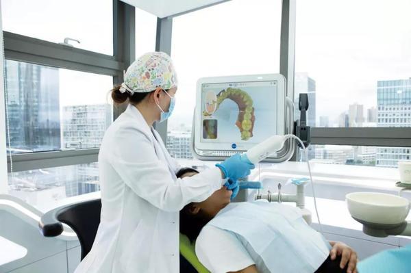 牙齿|隐形矫治器3990元补贴计划 在第三届正畸学高峰论“正”会上启动