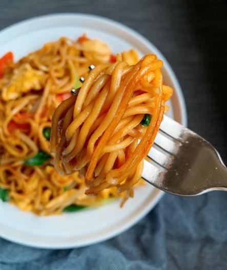 蔬菜放久了不知道怎么处理？试一试这个杂蔬炒面，饭菜一锅出