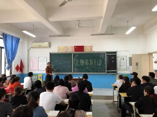 家长会上，宝妈被老师要求回家换衣服，得知原因后宝妈找商场赔偿