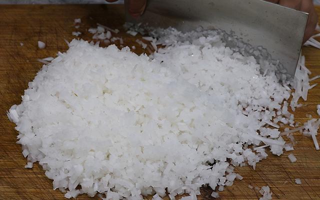 冬天多吃萝卜好，教你做素萝卜丸子，外脆里软，2块钱做一大盘